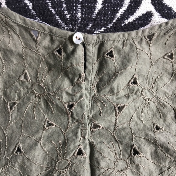 Uniqlo sleeveless eyelet top - Picture 4 of 5